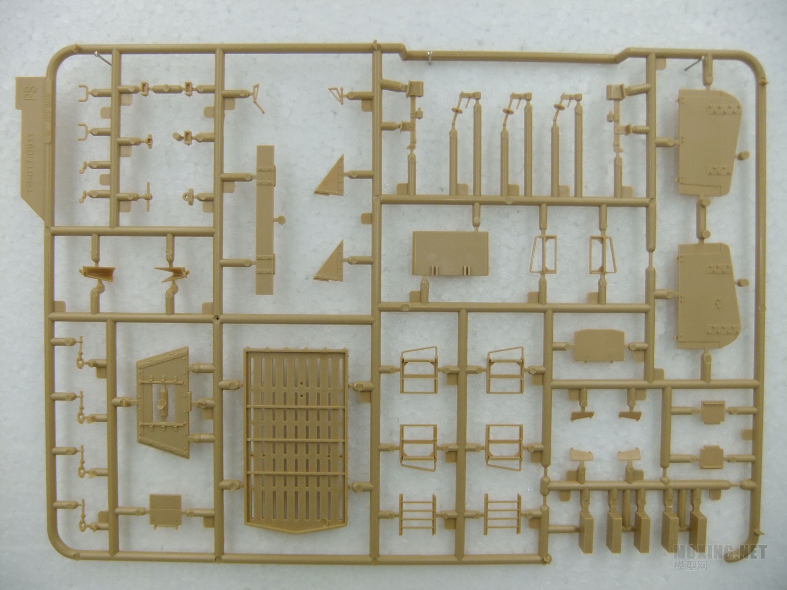 [模型网评测]MENG-1/35一战德国A7V坦克(克虏伯型)(TS-017)