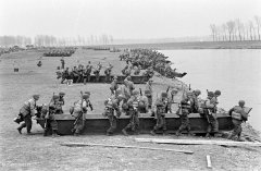 ASSAULT BOAT - 1945