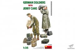 德国士兵及油桶