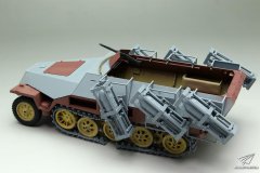 [雪人 SP-8004]1/35 Sd.Kfz.251/1 D型半履带自行火箭炮素组测评